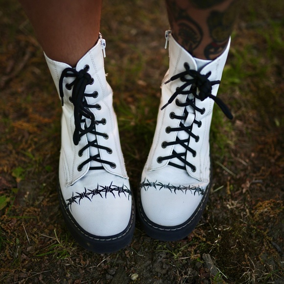 ⛓️BARBED FLAME BOOTS⛓️ - Picture 4 of 6